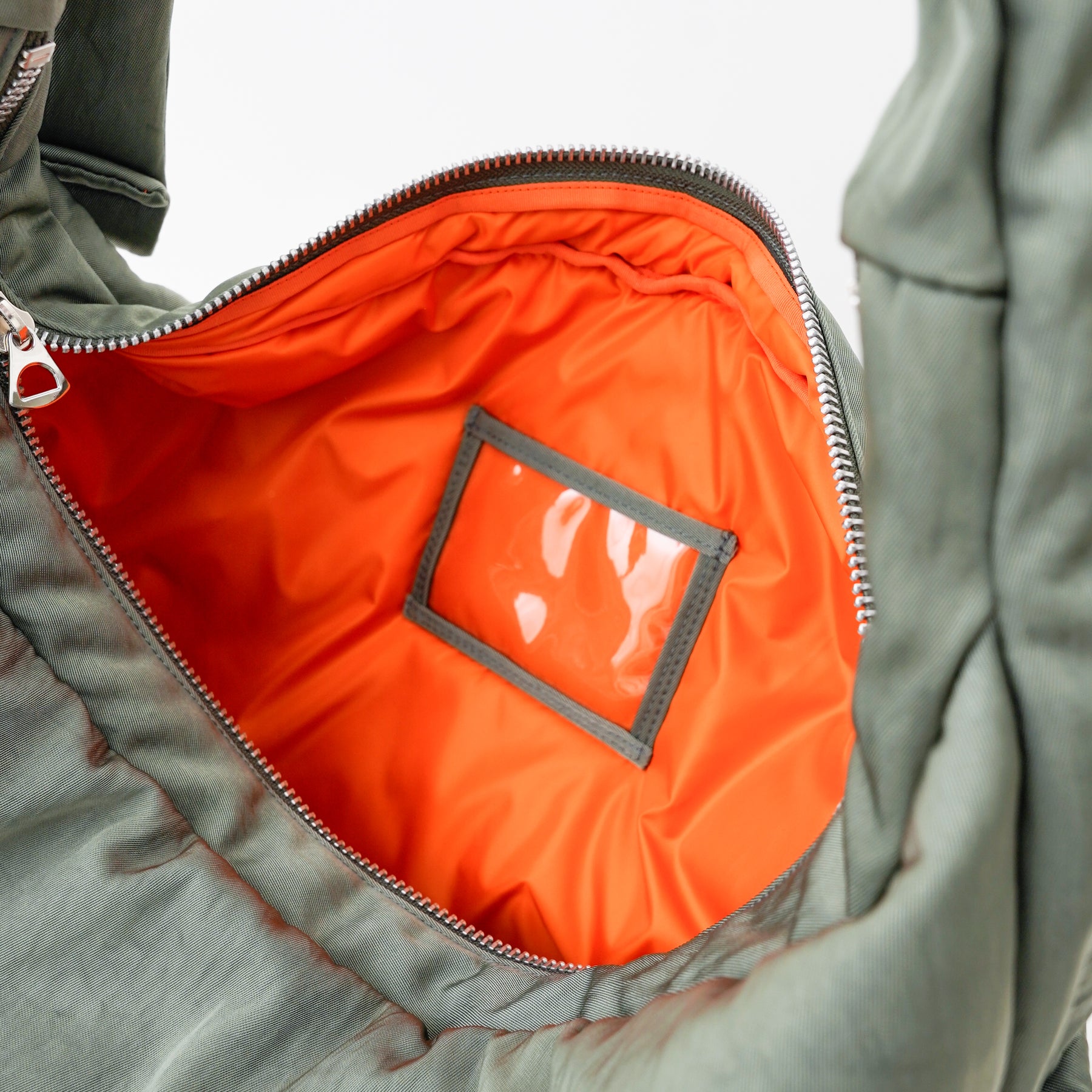 ANNIE PUFFER BIG MOON BAG / ACRYLIC CERATO BRIGHT｜塩縮ナイロン×アクリル加工 大容量三日月型ショルダーバッグ メンズ レディース｜ITTI（イッチ）公式