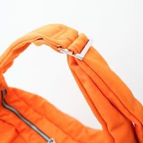 ANNIE PUFFER BIG MOON BAG / ACRYLIC CERATO BRIGHT｜塩縮ナイロン×アクリル加工 大容量三日月型ショルダーバッグ メンズ レディース｜ITTI（イッチ）公式