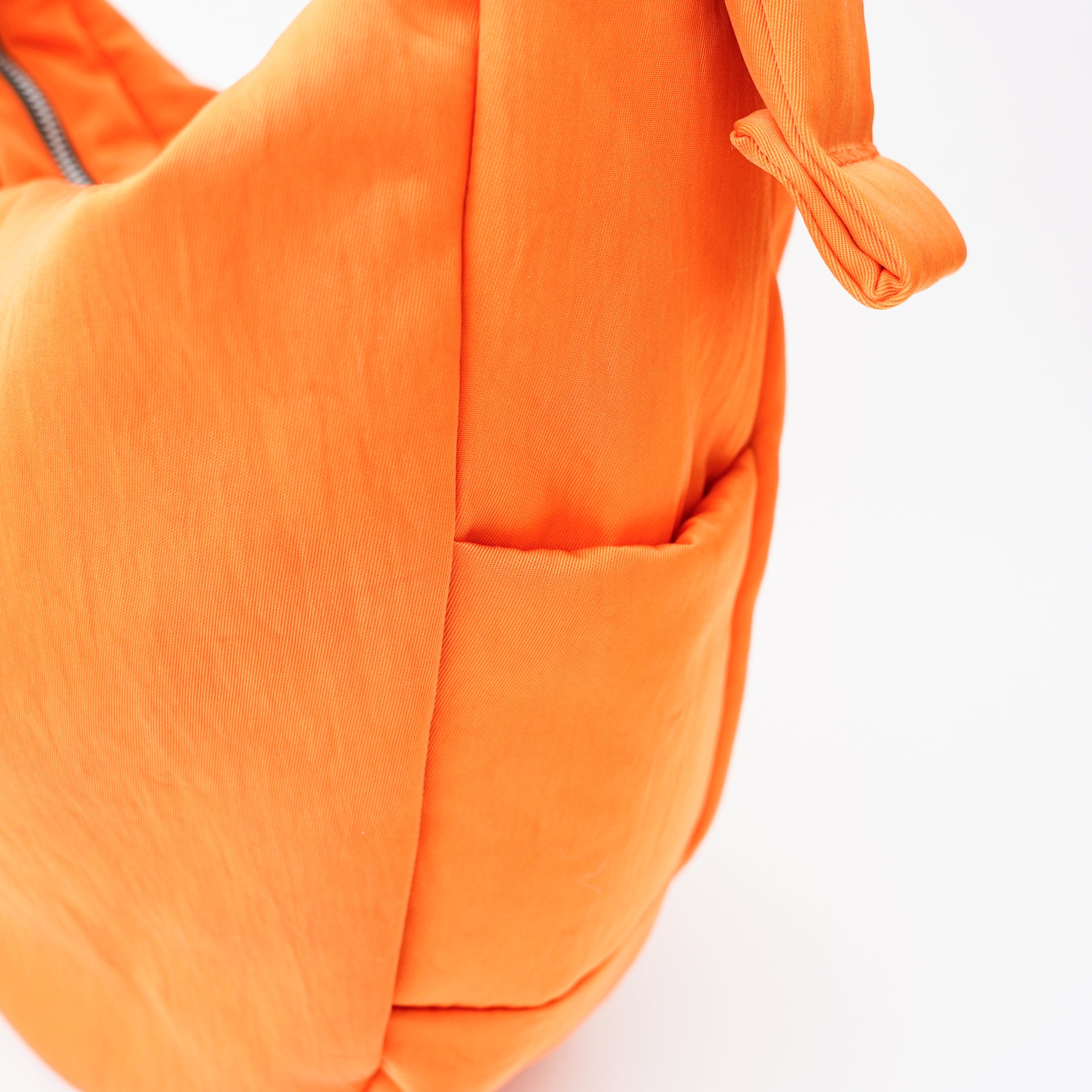 ANNIE PUFFER BIG MOON BAG / ACRYLIC CERATO BRIGHT｜塩縮ナイロン×アクリル加工 大容量三日月型ショルダーバッグ メンズ レディース｜ITTI（イッチ）公式