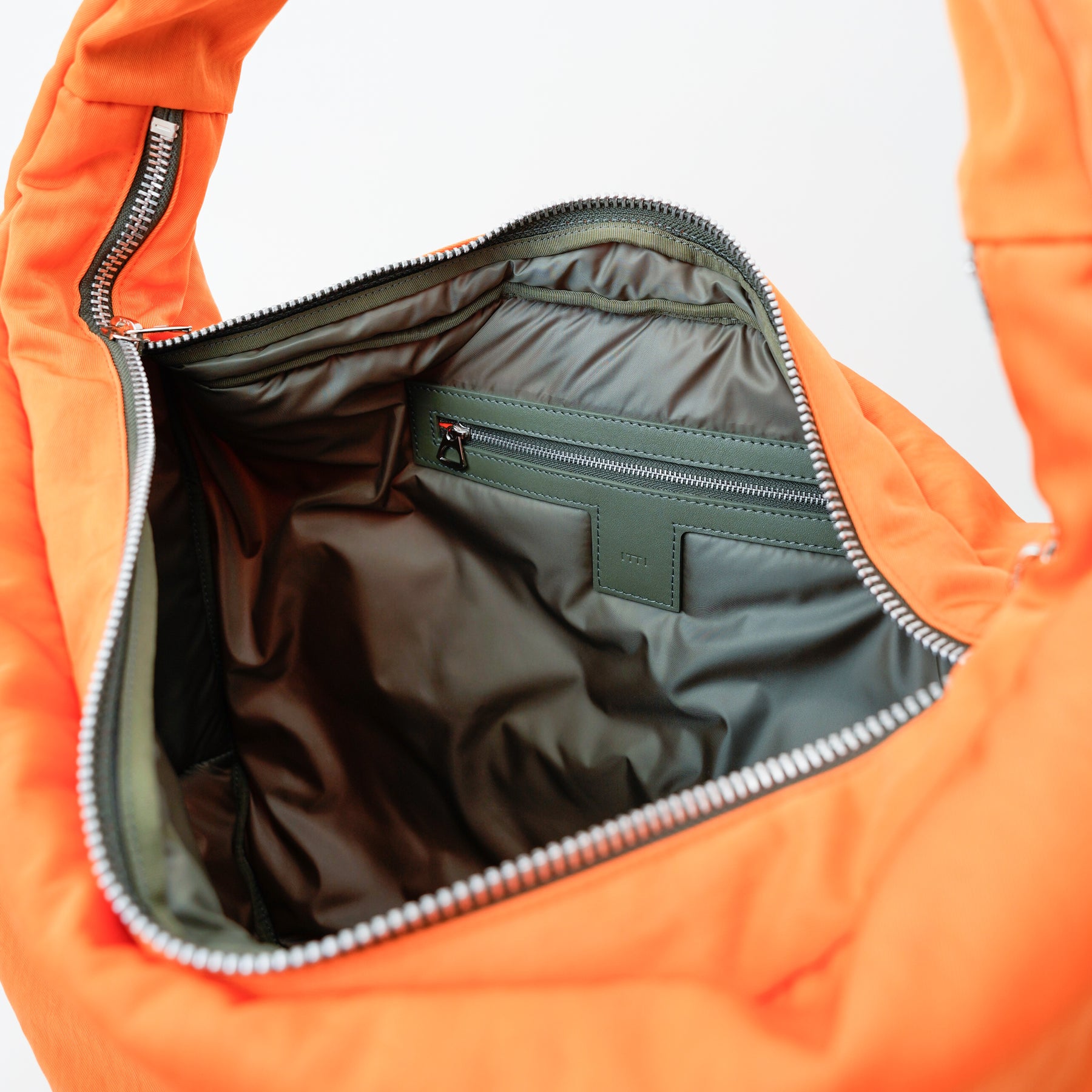 ANNIE PUFFER BIG MOON BAG / ACRYLIC CERATO BRIGHT｜塩縮ナイロン×アクリル加工 大容量三日月型ショルダーバッグ メンズ レディース｜ITTI（イッチ）公式