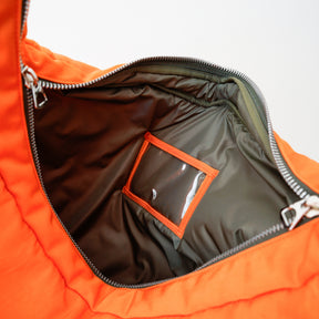 ANNIE PUFFER BIG MOON BAG / ACRYLIC CERATO BRIGHT｜塩縮ナイロン×アクリル加工 大容量三日月型ショルダーバッグ メンズ レディース｜ITTI（イッチ）公式