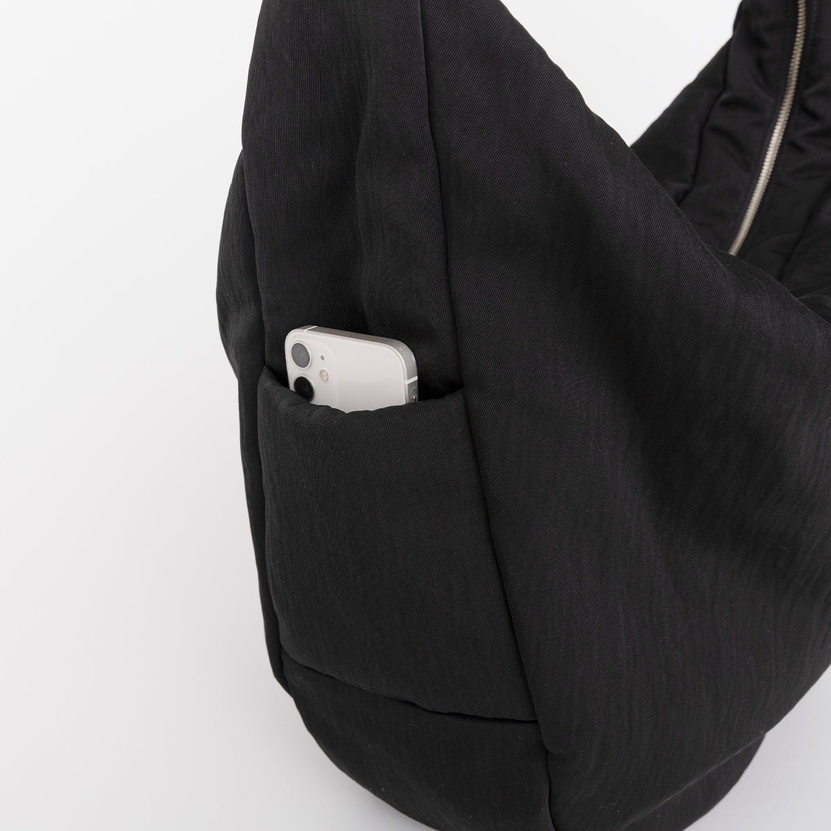 ANNIE PUFFER BIG MOON BAG / CERATO BRIGHT (アニーパファービッグムーンバッグ) - ITTI (イッチ) | カバン かばん ショルダー 肩掛け 斜め 中綿 ナイロン ブラック 黒 撥水 ブランド ドメスティック メンズ レディース