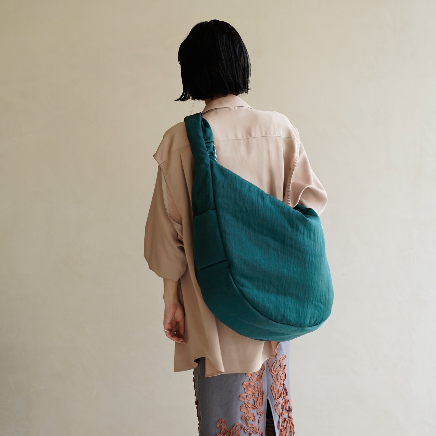 ANNIE PUFFER BIG MOON BAG / CERATO BRIGHT｜女性着用画像 スタイリング コーディネート｜中綿入りナイロン ショルダーバッグ 大容量 軽量 ユニセックス｜ITTI（イッチ）公式