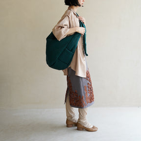 ANNIE PUFFER BIG MOON BAG / CERATO BRIGHT｜女性着用画像 スタイリング コーディネート｜中綿入りナイロン ショルダーバッグ 大容量 軽量 ユニセックス｜ITTI（イッチ）公式