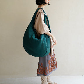 ANNIE PUFFER BIG MOON BAG / CERATO BRIGHT｜女性着用画像 スタイリング コーディネート｜中綿入りナイロン ショルダーバッグ 大容量 軽量 ユニセックス｜ITTI（イッチ）公式