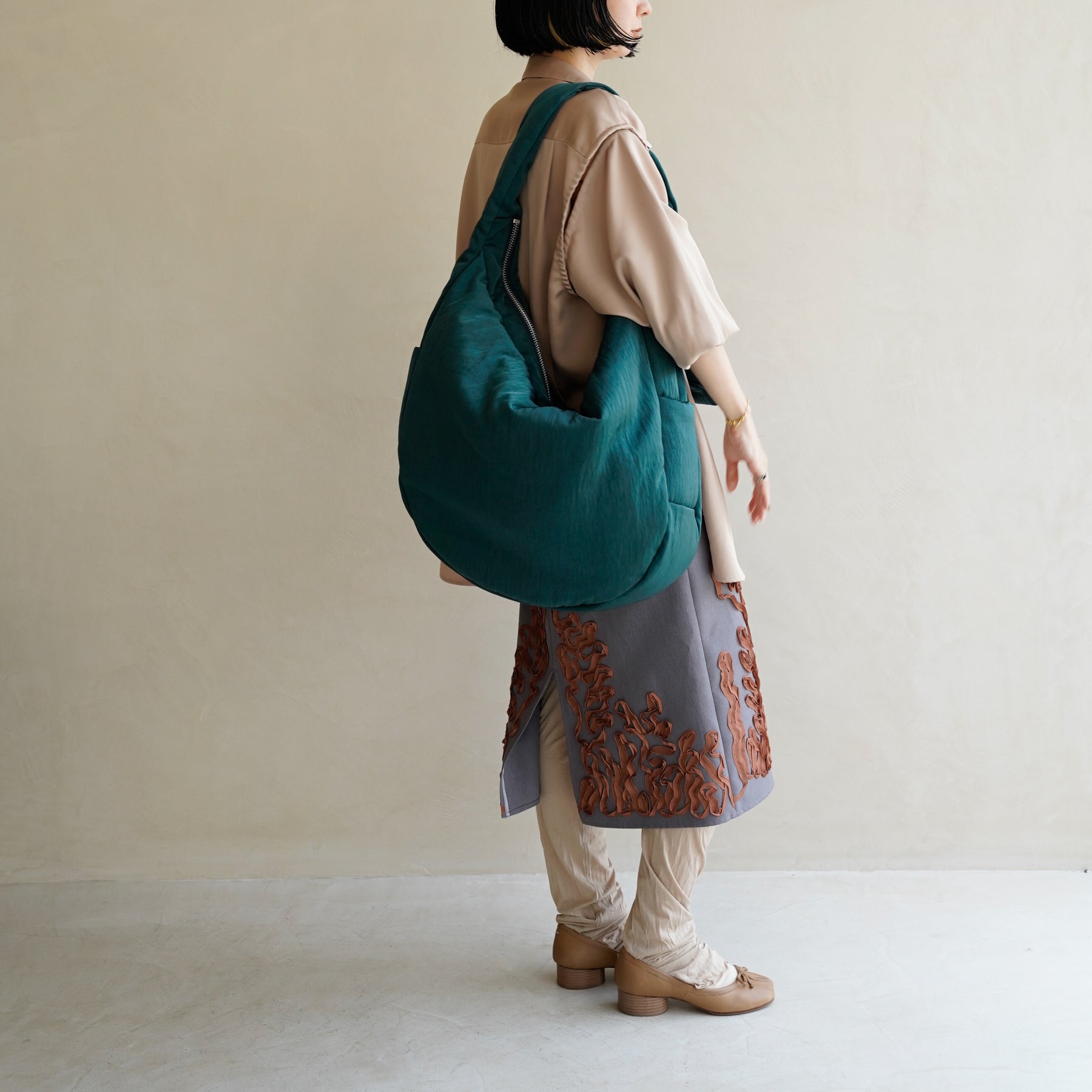 ANNIE PUFFER BIG MOON BAG / CERATO BRIGHT｜女性着用画像 スタイリング コーディネート｜中綿入りナイロン ショルダーバッグ 大容量 軽量 ユニセックス｜ITTI（イッチ）公式