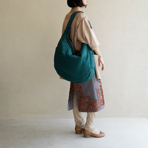 ANNIE PUFFER BIG MOON BAG / CERATO BRIGHT｜女性着用画像 スタイリング コーディネート｜中綿入りナイロン ショルダーバッグ 大容量 軽量 ユニセックス｜ITTI（イッチ）公式