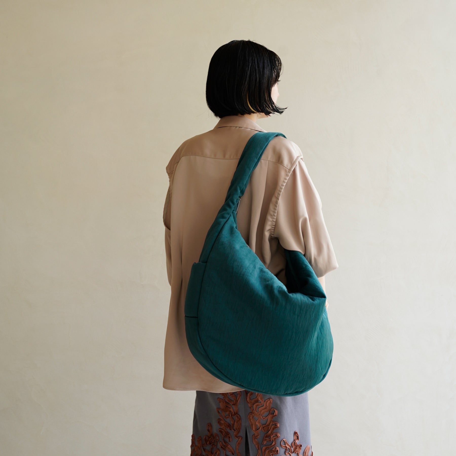 ANNIE PUFFER BIG MOON BAG / CERATO BRIGHT｜女性着用画像 スタイリング コーディネート｜中綿入りナイロン ショルダーバッグ 大容量 軽量 ユニセックス｜ITTI（イッチ）公式