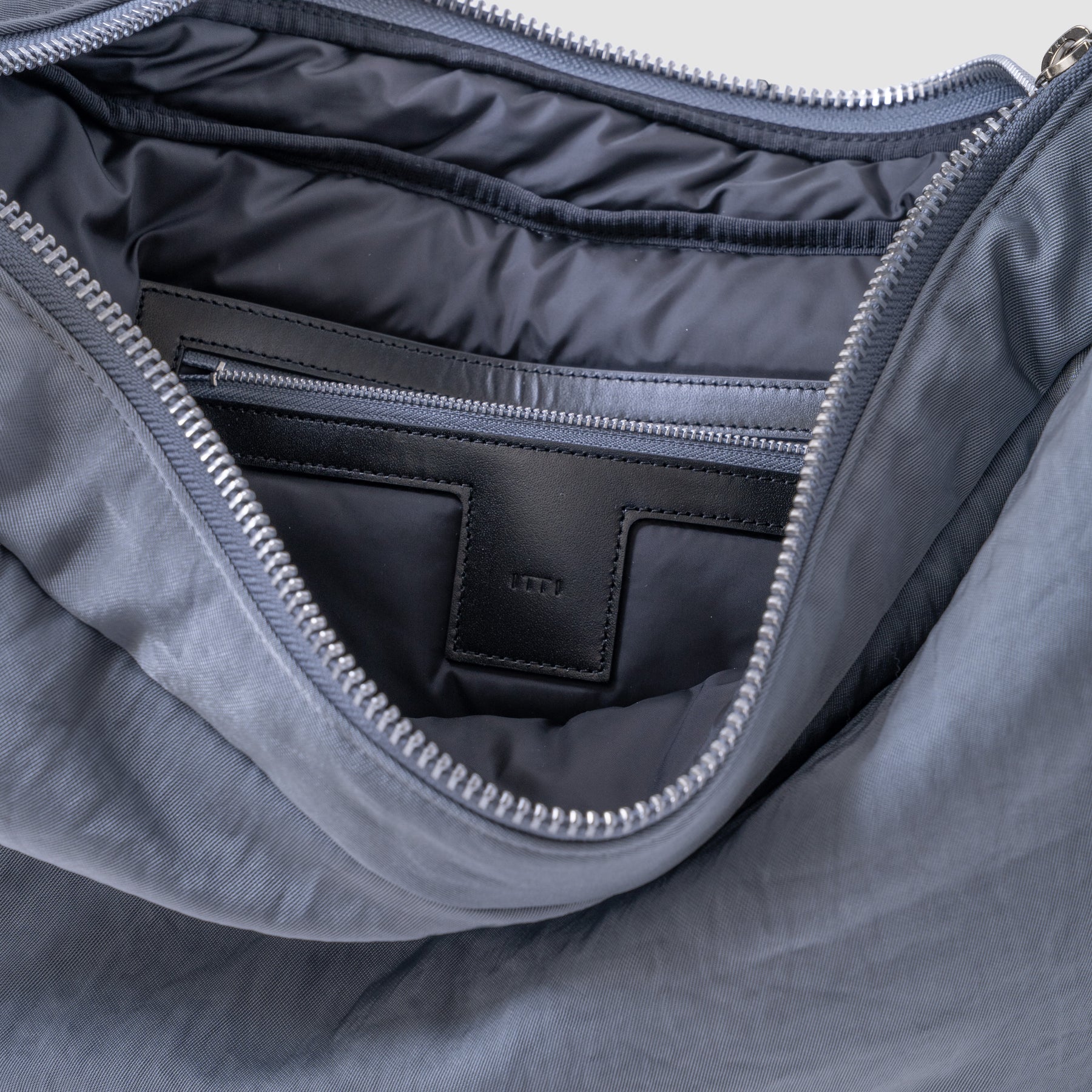 ANNIE PUFFER BIG MOON BAG / CERATO BRIGHT｜中綿入りナイロン ショルダーバッグ 大容量 軽量 ユニセックス｜ITTI（イッチ）公式