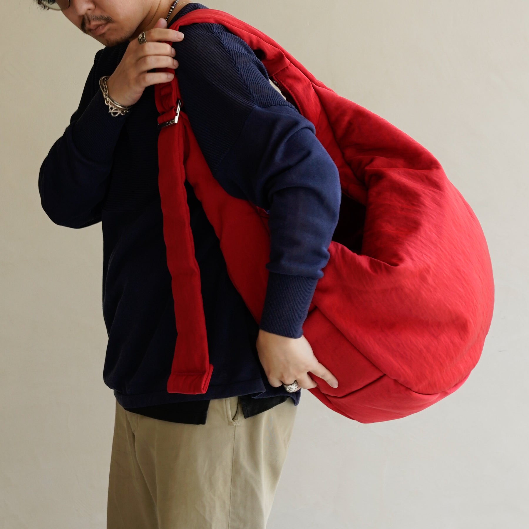 ANNIE PUFFER BIG MOON BAG / CERATO BRIGHT｜男性着用画像 スタイリング コーディネート｜中綿入りナイロン ショルダーバッグ 大容量 軽量 ユニセックス｜ITTI（イッチ）公式