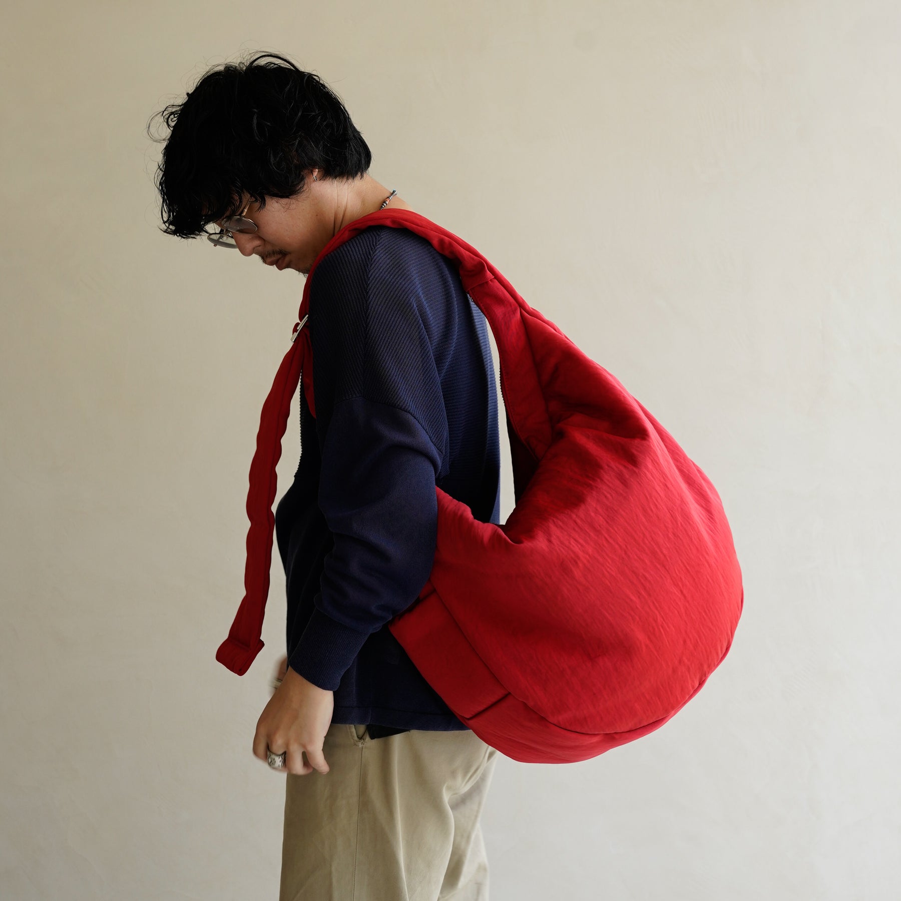 ANNIE PUFFER BIG MOON BAG / CERATO BRIGHT｜男性着用画像 スタイリング コーディネート｜中綿入りナイロン ショルダーバッグ 大容量 軽量 ユニセックス｜ITTI（イッチ）公式