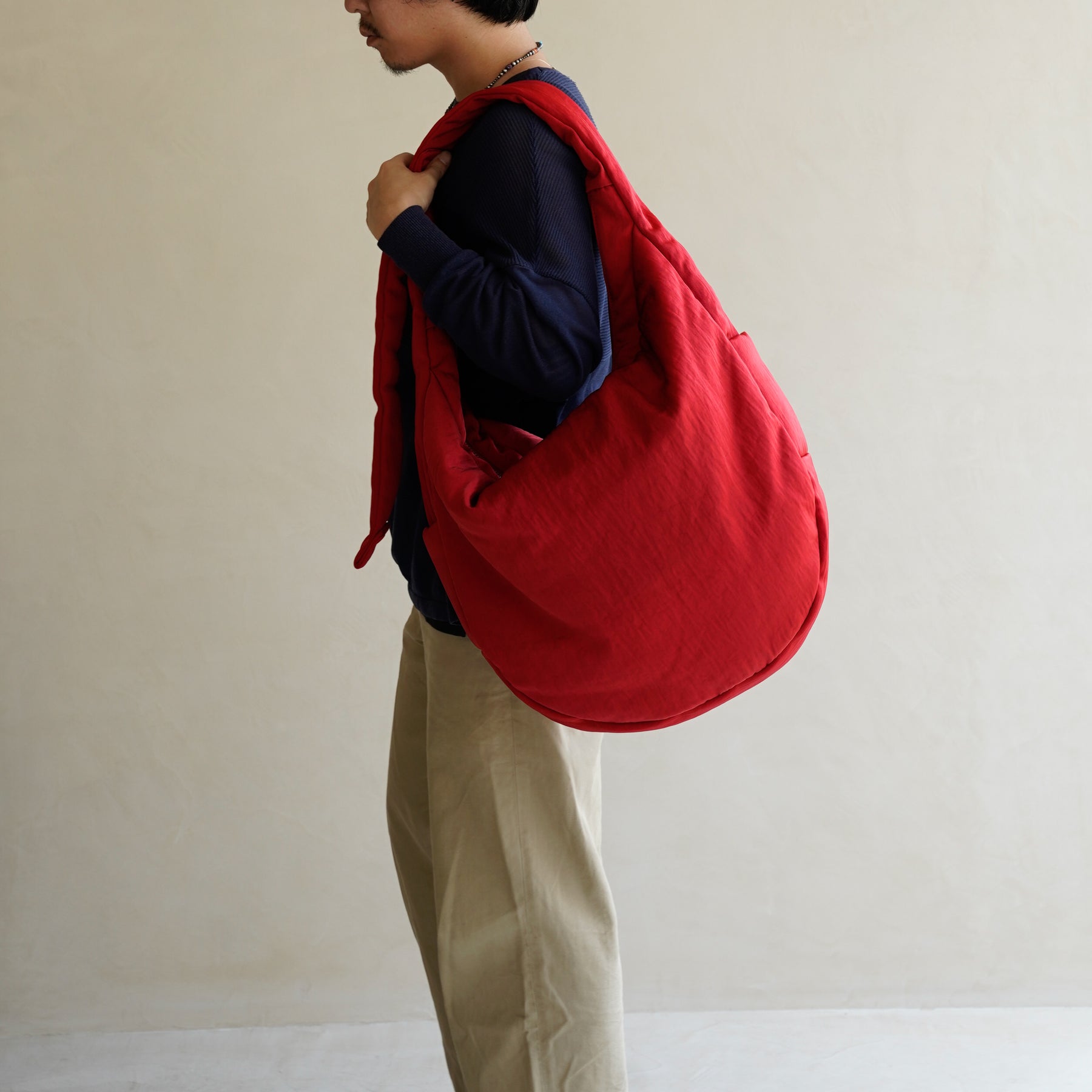 ANNIE PUFFER BIG MOON BAG / CERATO BRIGHT｜男性着用画像 スタイリング コーディネート｜中綿入りナイロン ショルダーバッグ 大容量 軽量 ユニセックス｜ITTI（イッチ）公式