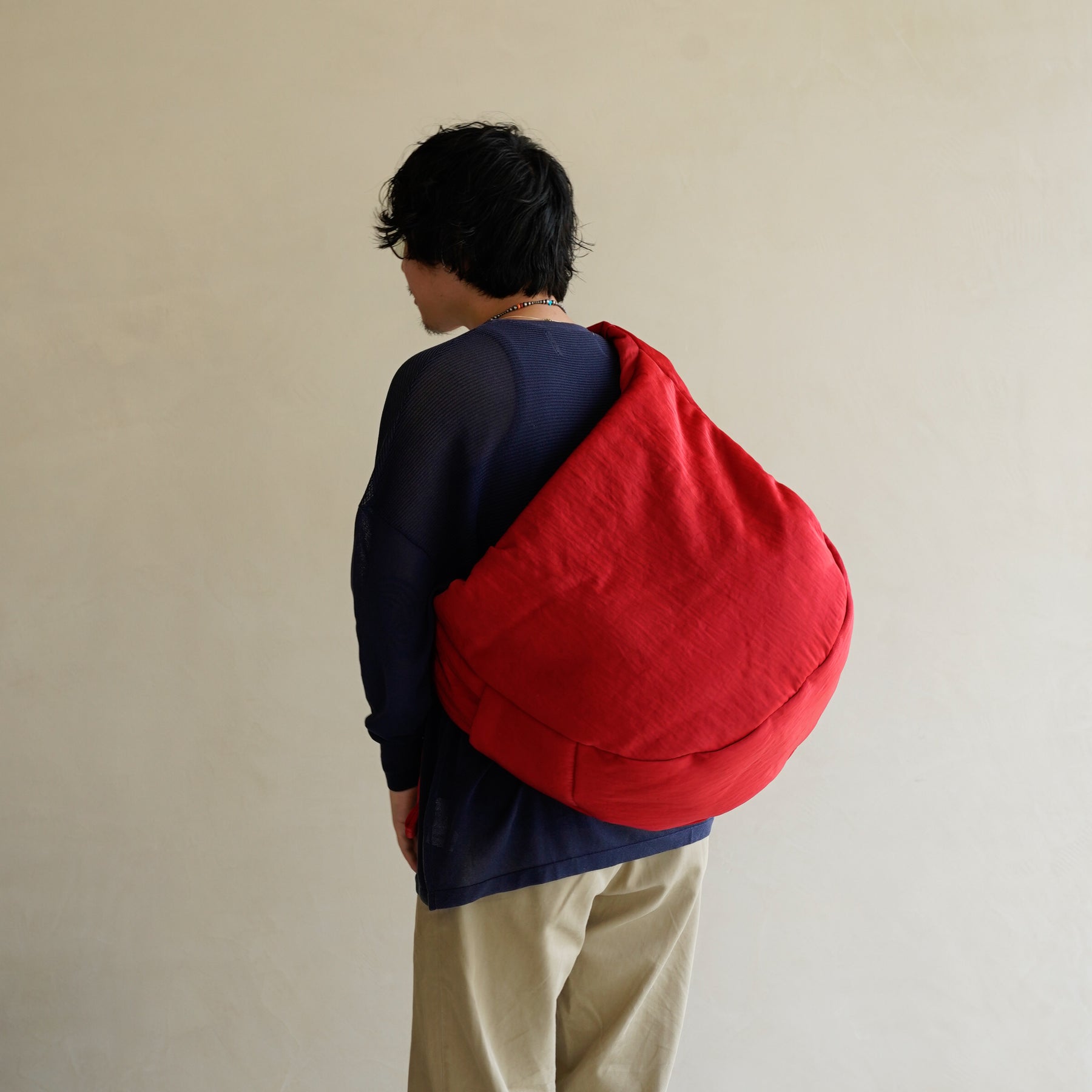 ANNIE PUFFER BIG MOON BAG / CERATO BRIGHT｜男性着用画像 スタイリング コーディネート｜中綿入りナイロン ショルダーバッグ 大容量 軽量 ユニセックス｜ITTI（イッチ）公式