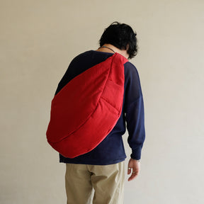 ANNIE PUFFER BIG MOON BAG / CERATO BRIGHT｜男性着用画像 スタイリング コーディネート｜中綿入りナイロン ショルダーバッグ 大容量 軽量 ユニセックス｜ITTI（イッチ）公式