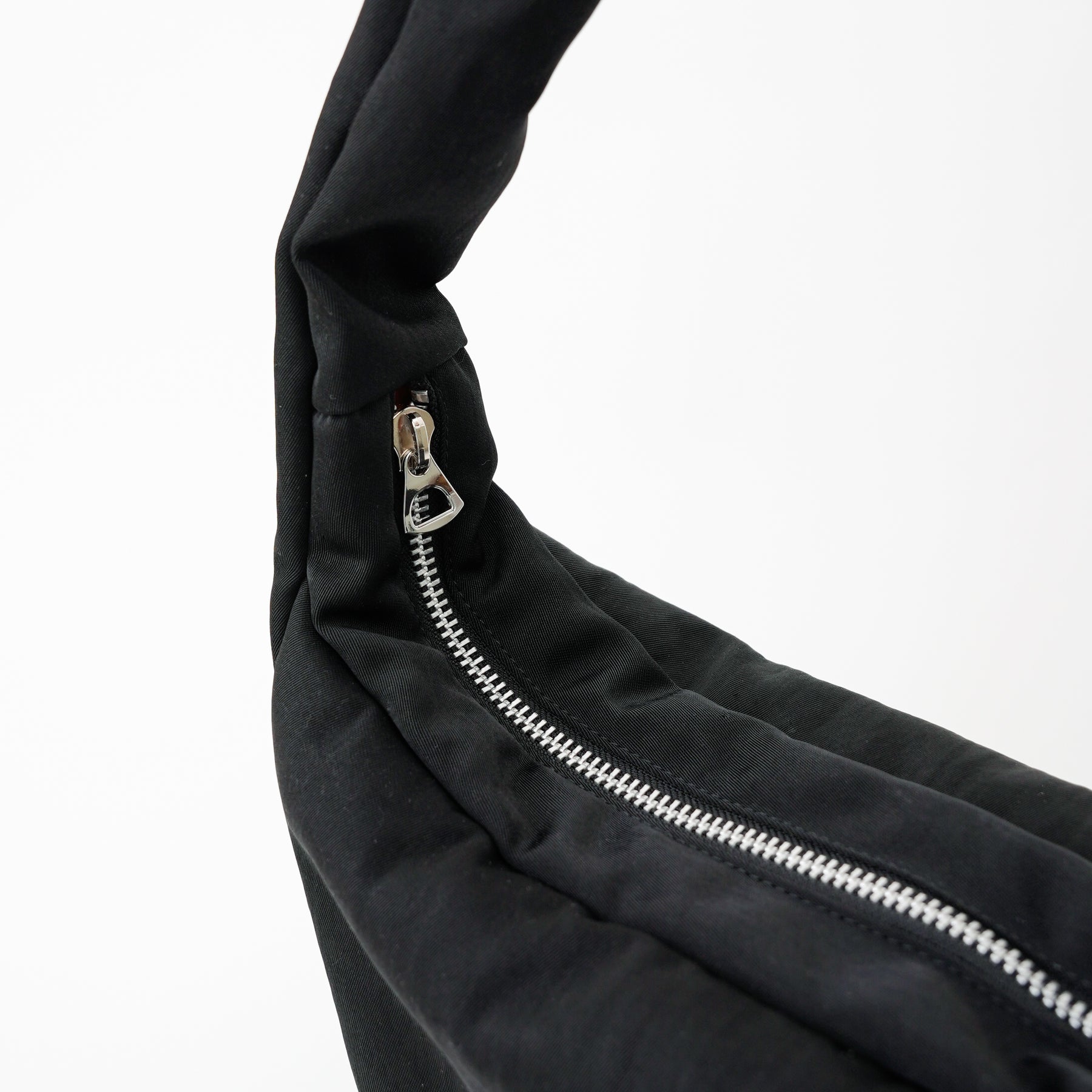 ANNIE PUFFER TOWN MOON BAG / ACRYLIC CERATO BRIGHT｜塩縮ナイロン×アクリル加工 三日月型ショルダーバッグ メンズ レディース｜ITTI（イッチ）公式