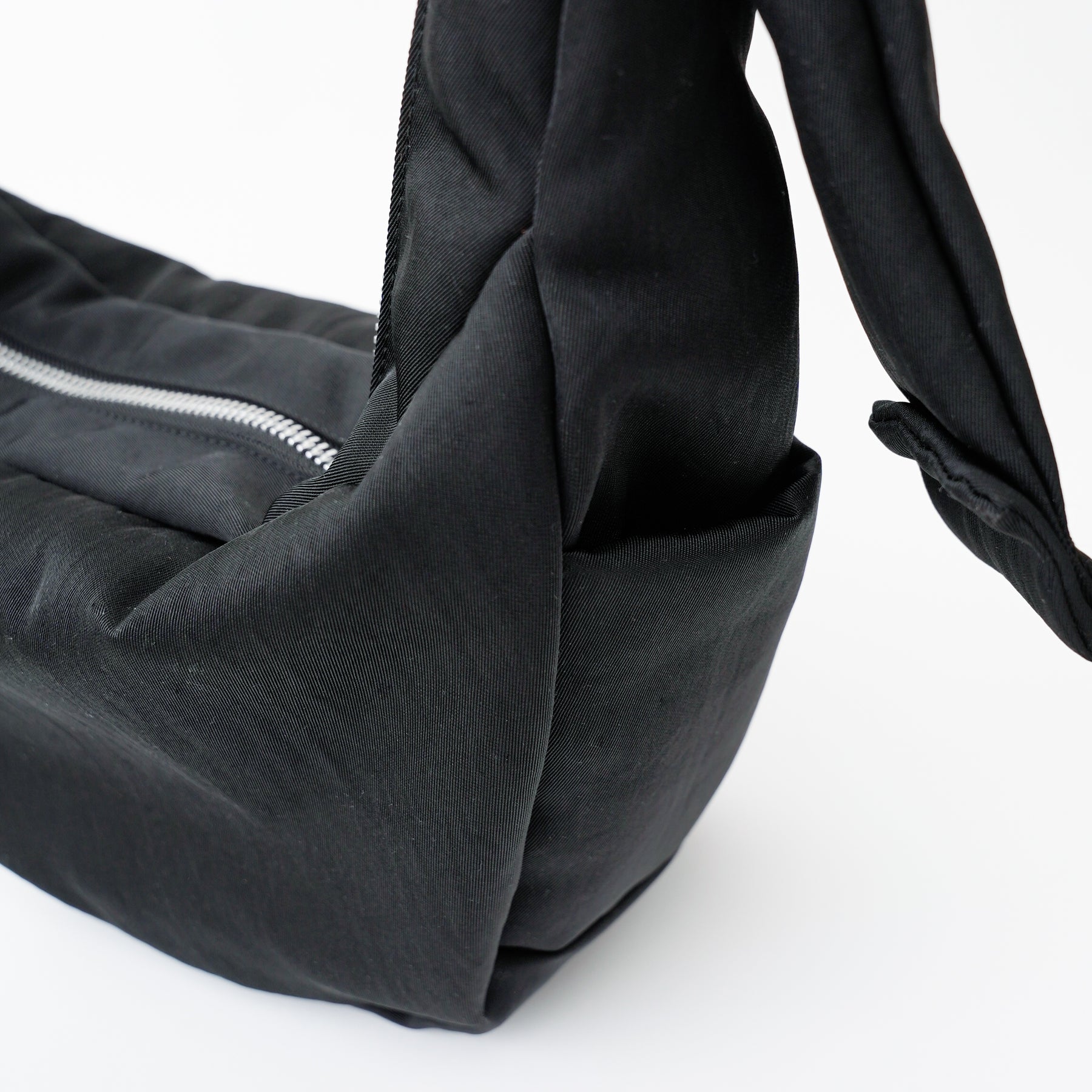ANNIE PUFFER TOWN MOON BAG / ACRYLIC CERATO BRIGHT｜塩縮ナイロン×アクリル加工 三日月型ショルダーバッグ メンズ レディース｜ITTI（イッチ）公式