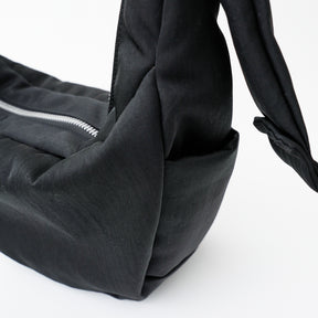 ANNIE PUFFER TOWN MOON BAG / ACRYLIC CERATO BRIGHT｜塩縮ナイロン×アクリル加工 三日月型ショルダーバッグ メンズ レディース｜ITTI（イッチ）公式