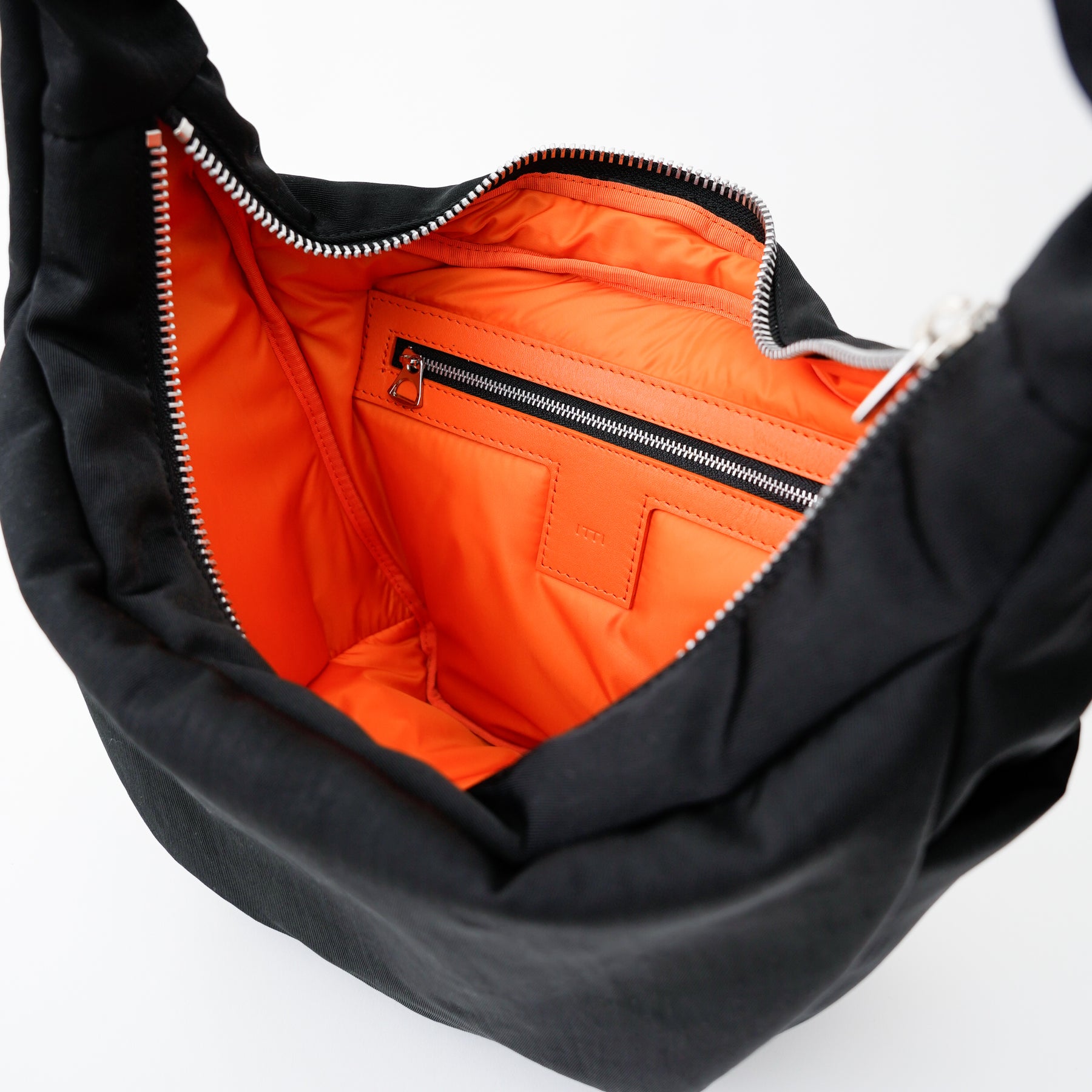 ANNIE PUFFER TOWN MOON BAG / ACRYLIC CERATO BRIGHT｜塩縮ナイロン×アクリル加工 三日月型ショルダーバッグ メンズ レディース｜ITTI（イッチ）公式