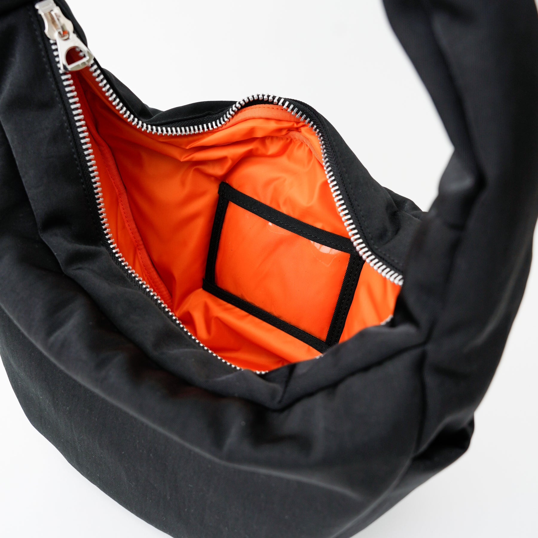 ANNIE PUFFER TOWN MOON BAG / ACRYLIC CERATO BRIGHT｜塩縮ナイロン×アクリル加工 三日月型ショルダーバッグ メンズ レディース｜ITTI（イッチ）公式