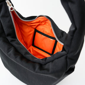 ANNIE PUFFER TOWN MOON BAG / ACRYLIC CERATO BRIGHT｜塩縮ナイロン×アクリル加工 三日月型ショルダーバッグ メンズ レディース｜ITTI（イッチ）公式