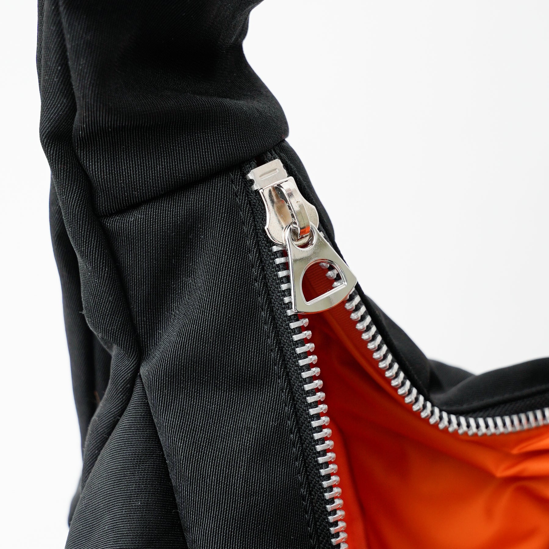 ANNIE PUFFER TOWN MOON BAG / ACRYLIC CERATO BRIGHT｜塩縮ナイロン×アクリル加工 三日月型ショルダーバッグ メンズ レディース｜ITTI（イッチ）公式