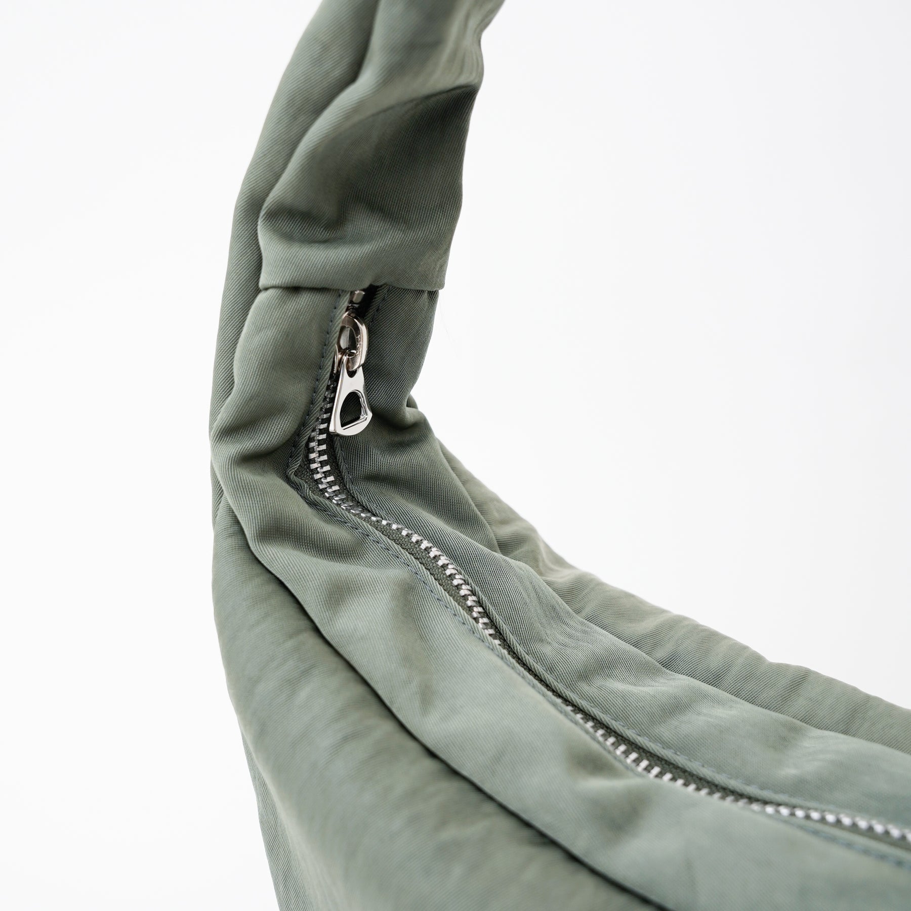 ANNIE PUFFER TOWN MOON BAG / ACRYLIC CERATO BRIGHT｜塩縮ナイロン×アクリル加工 三日月型ショルダーバッグ メンズ レディース｜ITTI（イッチ）公式