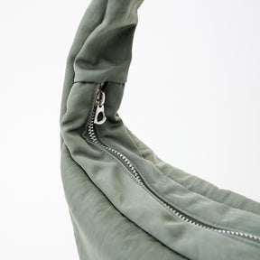 ANNIE PUFFER TOWN MOON BAG / ACRYLIC CERATO BRIGHT｜塩縮ナイロン×アクリル加工 三日月型ショルダーバッグ メンズ レディース｜ITTI（イッチ）公式