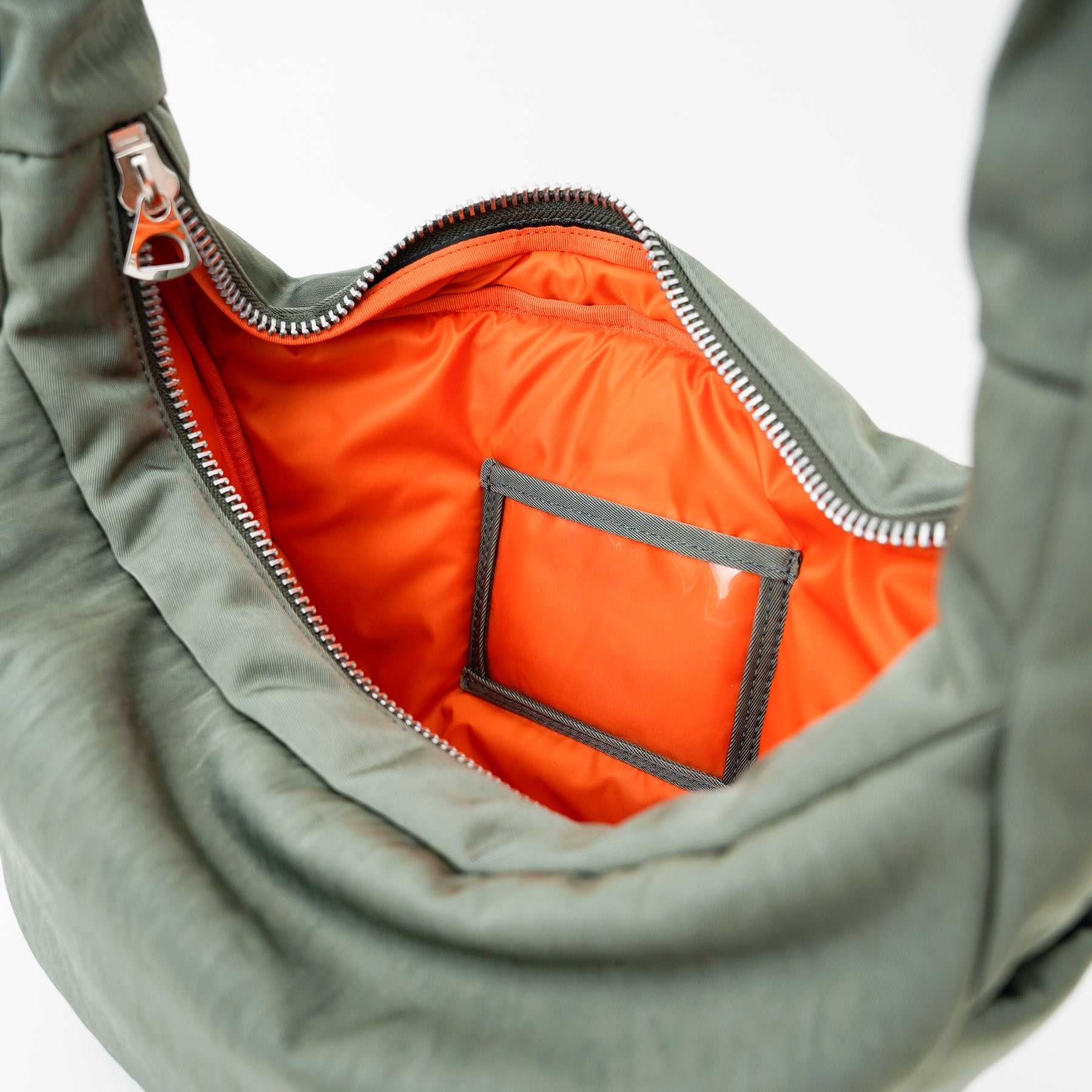 ANNIE PUFFER TOWN MOON BAG / ACRYLIC CERATO BRIGHT｜塩縮ナイロン×アクリル加工 三日月型ショルダーバッグ メンズ レディース｜ITTI（イッチ）公式