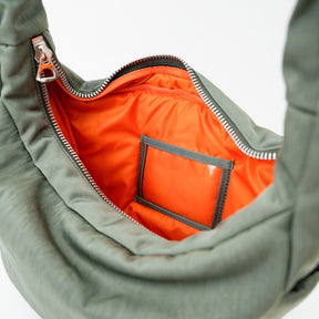 ANNIE PUFFER TOWN MOON BAG / ACRYLIC CERATO BRIGHT｜塩縮ナイロン×アクリル加工 三日月型ショルダーバッグ メンズ レディース｜ITTI（イッチ）公式