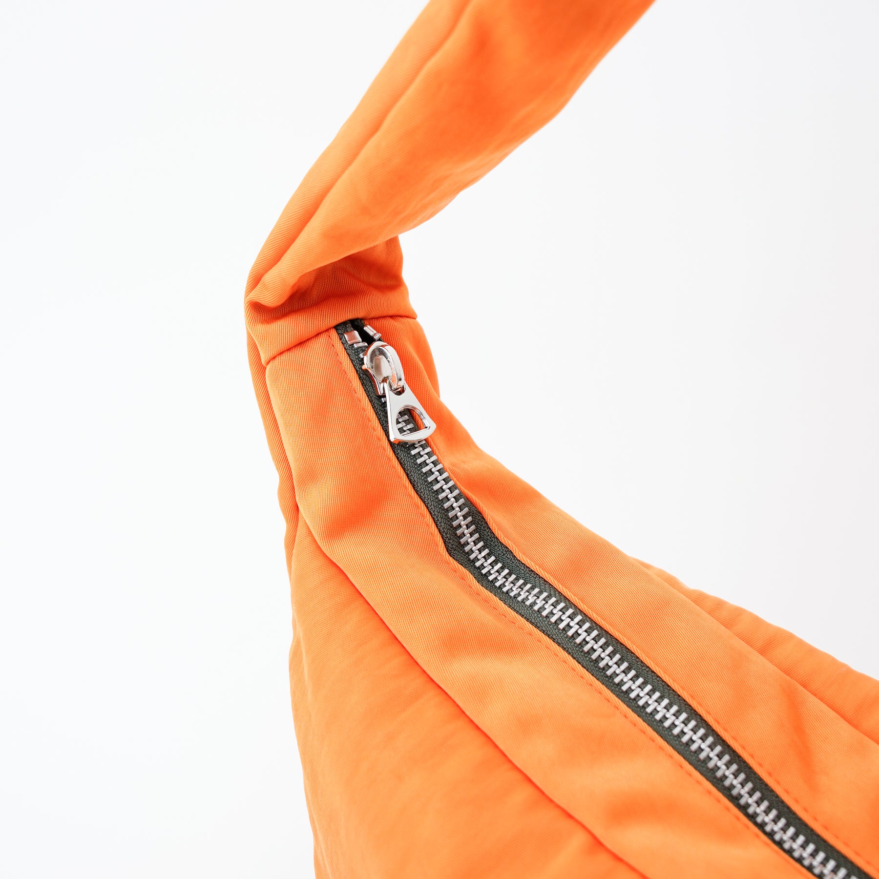 ANNIE PUFFER TOWN MOON BAG / ACRYLIC CERATO BRIGHT｜塩縮ナイロン×アクリル加工 三日月型ショルダーバッグ メンズ レディース｜ITTI（イッチ）公式