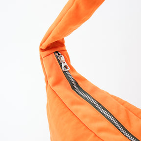 ANNIE PUFFER TOWN MOON BAG / ACRYLIC CERATO BRIGHT｜塩縮ナイロン×アクリル加工 三日月型ショルダーバッグ メンズ レディース｜ITTI（イッチ）公式
