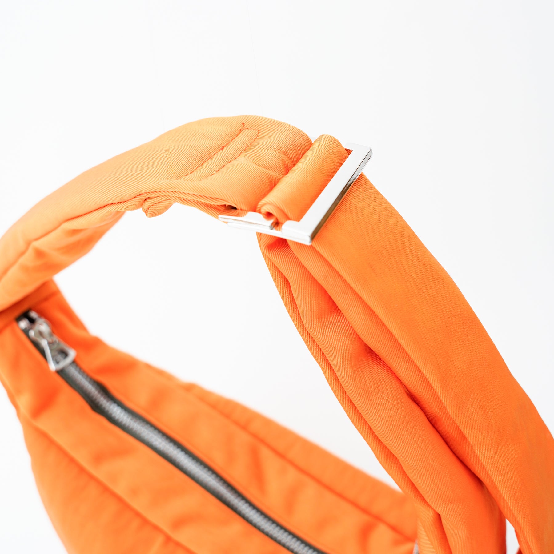 ANNIE PUFFER TOWN MOON BAG / ACRYLIC CERATO BRIGHT｜塩縮ナイロン×アクリル加工 三日月型ショルダーバッグ メンズ レディース｜ITTI（イッチ）公式