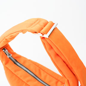 ANNIE PUFFER TOWN MOON BAG / ACRYLIC CERATO BRIGHT｜塩縮ナイロン×アクリル加工 三日月型ショルダーバッグ メンズ レディース｜ITTI（イッチ）公式