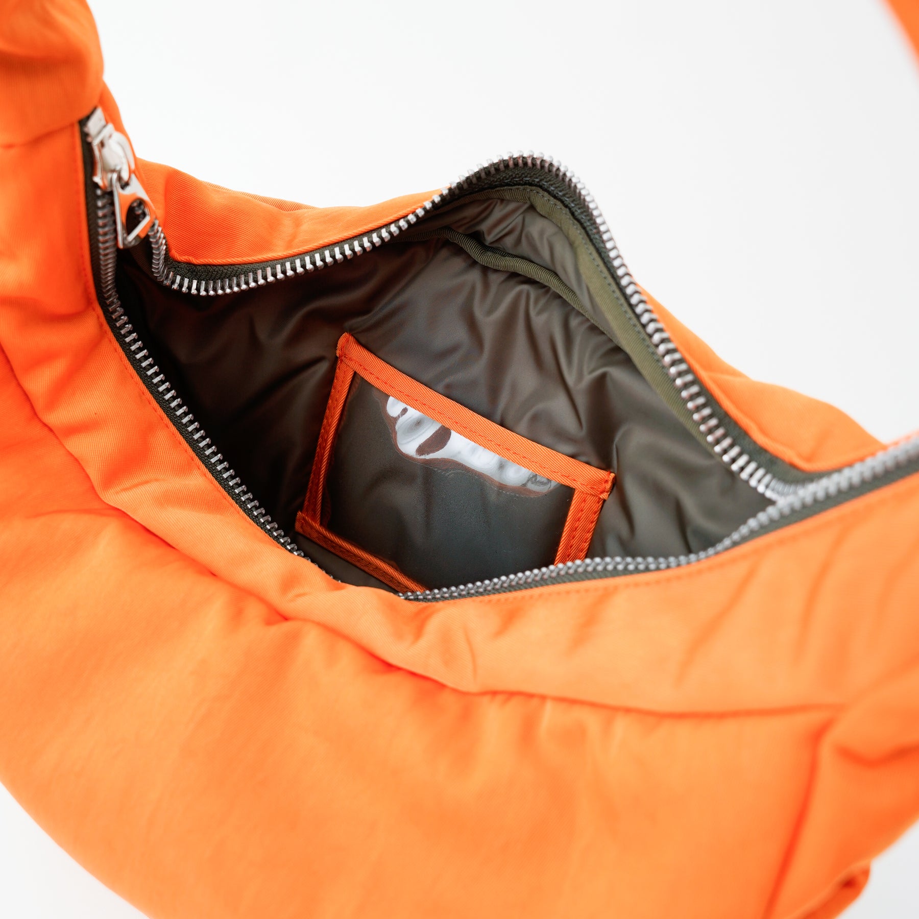ANNIE PUFFER TOWN MOON BAG / ACRYLIC CERATO BRIGHT｜塩縮ナイロン×アクリル加工 三日月型ショルダーバッグ メンズ レディース｜ITTI（イッチ）公式