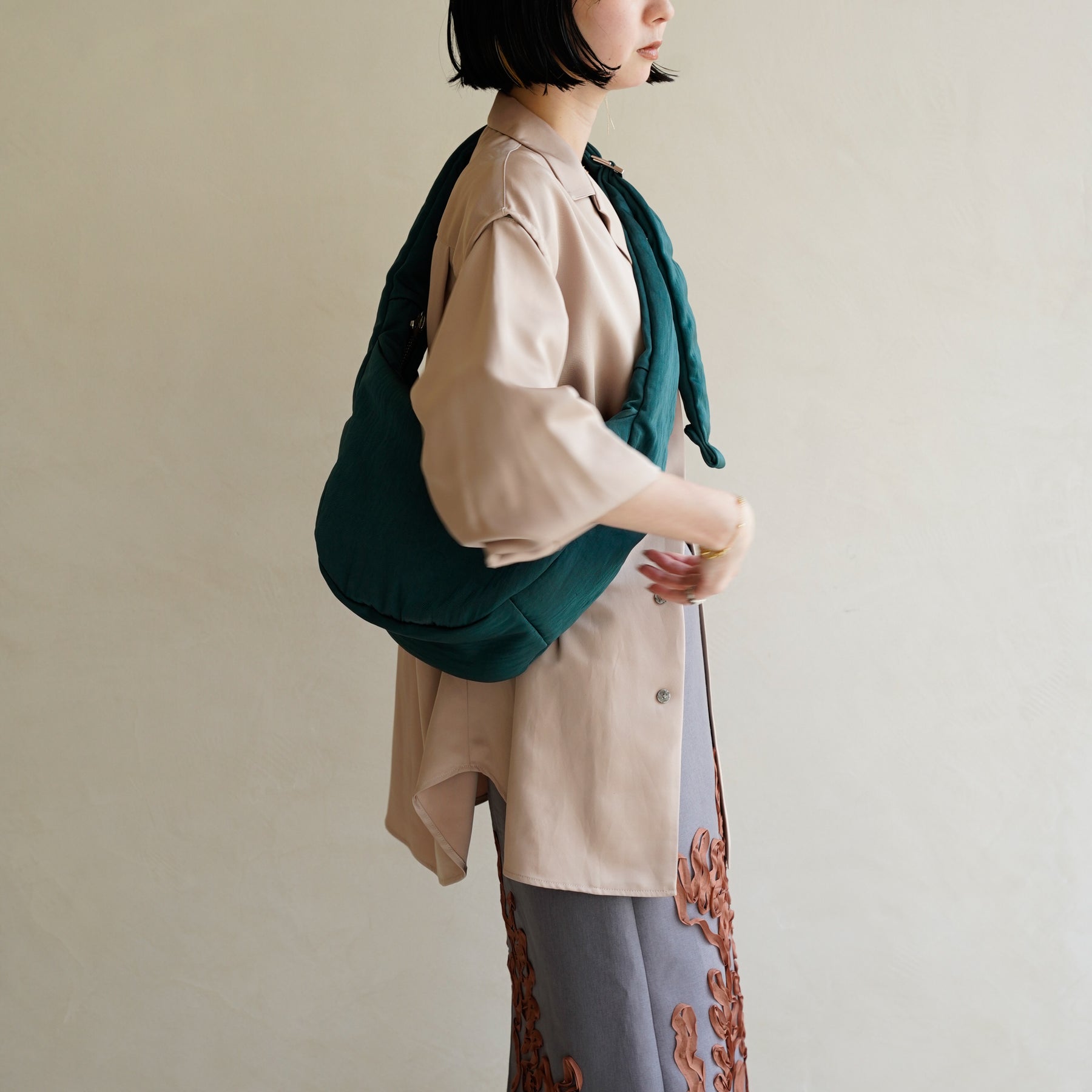 ANNIE PUFFER TOWN MOON BAG / CERATO BRIGHT｜三日月バッグ 軽量 撥水 ショルダー 中綿 ナイロン メンズ レディース｜女性着用画像 スタイリング コーディネート｜ITTI（イッチ）公式