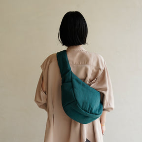 ANNIE PUFFER TOWN MOON BAG / CERATO BRIGHT｜三日月バッグ 軽量 撥水 ショルダー 中綿 ナイロン メンズ レディース｜女性着用画像 スタイリング コーディネート｜ITTI（イッチ）公式