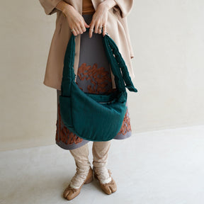 ANNIE PUFFER TOWN MOON BAG / CERATO BRIGHT｜三日月バッグ 軽量 撥水 ショルダー 中綿 ナイロン メンズ レディース｜女性着用画像 スタイリング コーディネート｜ITTI（イッチ）公式