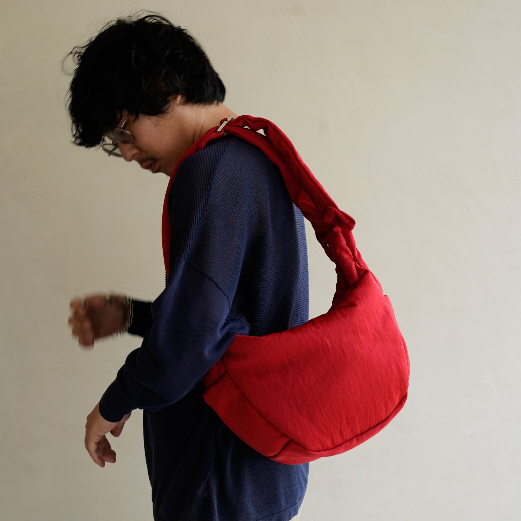 ANNIE PUFFER TOWN MOON BAG / CERATO BRIGHT｜三日月バッグ 軽量 撥水 ショルダー 中綿 ナイロン メンズ レディース｜男性着用画像 スタイリング コーディネート｜ITTI（イッチ）公式