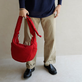 ANNIE PUFFER TOWN MOON BAG / CERATO BRIGHT｜三日月バッグ 軽量 撥水 ショルダー 中綿 ナイロン メンズ レディース｜男性着用画像 スタイリング コーディネート｜ITTI（イッチ）公式