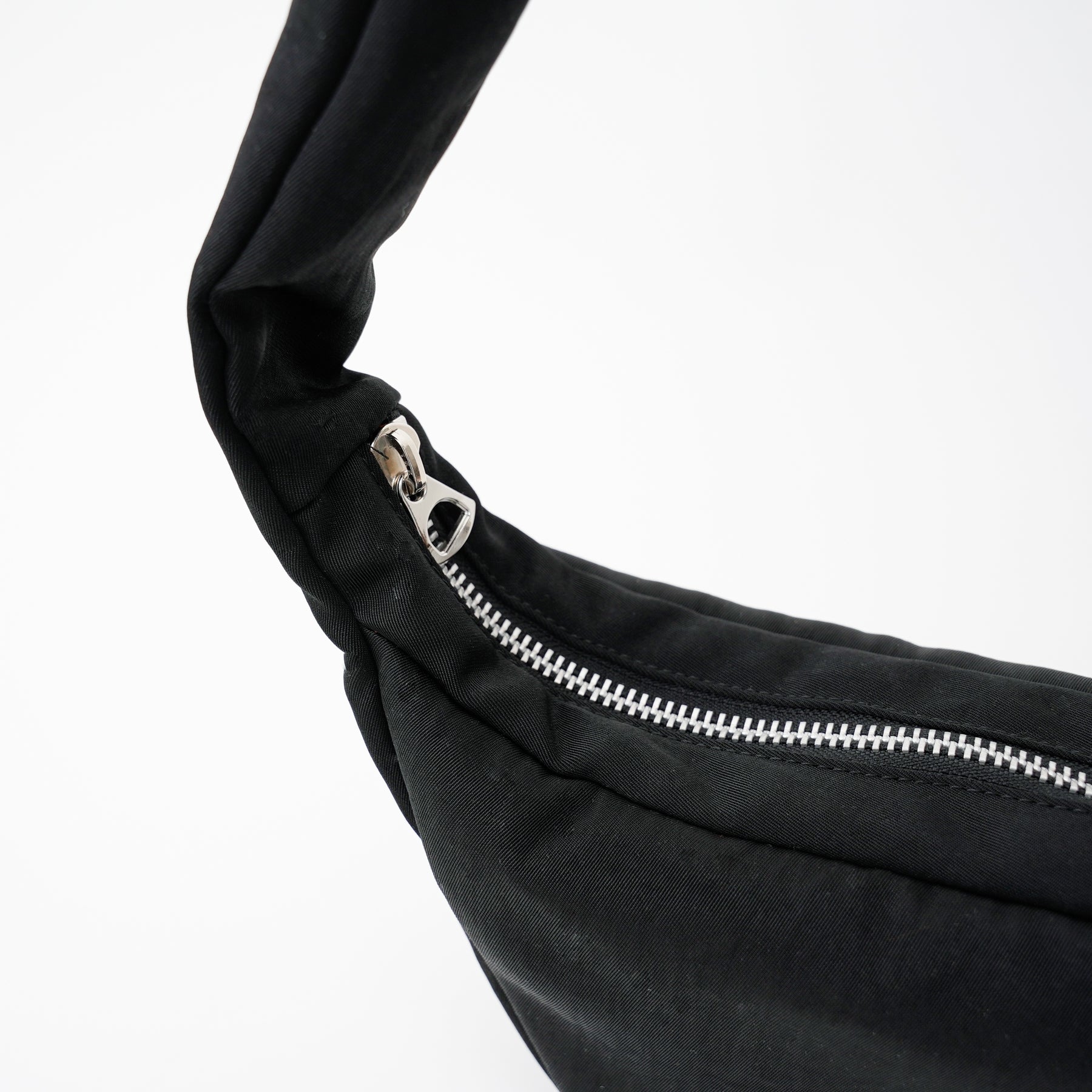 ANNIE PUFFER MINI MOON BAG / ACRYLIC CERATO BRIGHT｜ハリのある塩縮ナイロンのミニ三日月ショルダーバッグ メンズ レディース｜ITTI（イッチ）公式