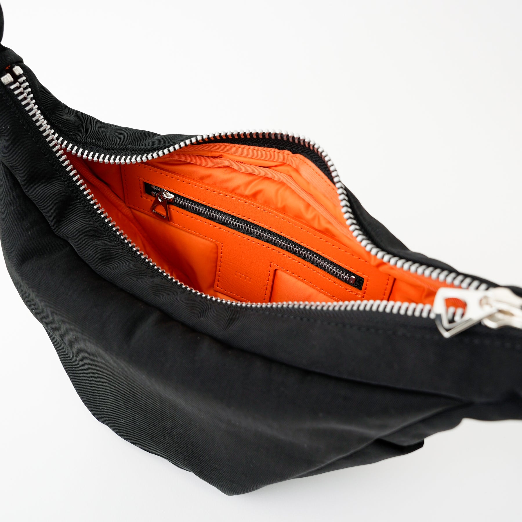 ANNIE PUFFER MINI MOON BAG / ACRYLIC CERATO BRIGHT｜ハリのある塩縮ナイロンのミニ三日月ショルダーバッグ メンズ レディース｜ITTI（イッチ）公式