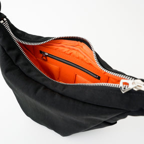 ANNIE PUFFER MINI MOON BAG / ACRYLIC CERATO BRIGHT｜ハリのある塩縮ナイロンのミニ三日月ショルダーバッグ メンズ レディース｜ITTI（イッチ）公式