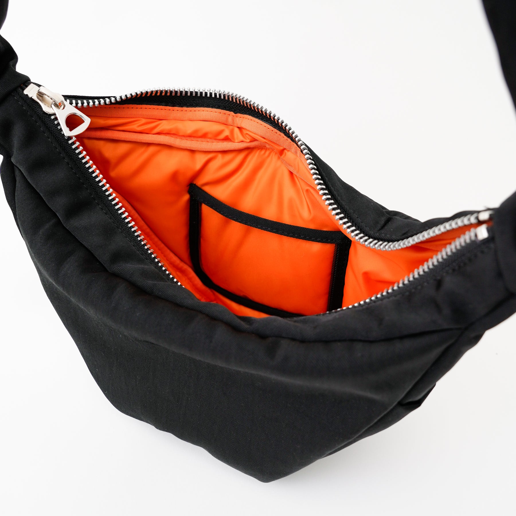 ANNIE PUFFER MINI MOON BAG / ACRYLIC CERATO BRIGHT｜ハリのある塩縮ナイロンのミニ三日月ショルダーバッグ メンズ レディース｜ITTI（イッチ）公式