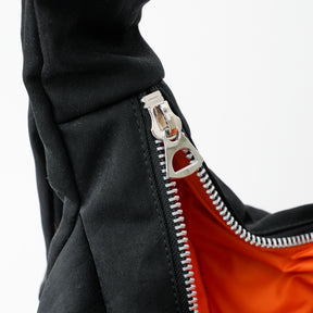 ANNIE PUFFER MINI MOON BAG / ACRYLIC CERATO BRIGHT｜ハリのある塩縮ナイロンのミニ三日月ショルダーバッグ メンズ レディース｜ITTI（イッチ）公式