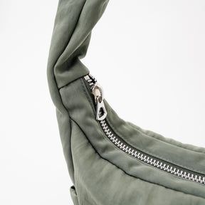 ANNIE PUFFER MINI MOON BAG / ACRYLIC CERATO BRIGHT｜ハリのある塩縮ナイロンのミニ三日月ショルダーバッグ メンズ レディース｜ITTI（イッチ）公式