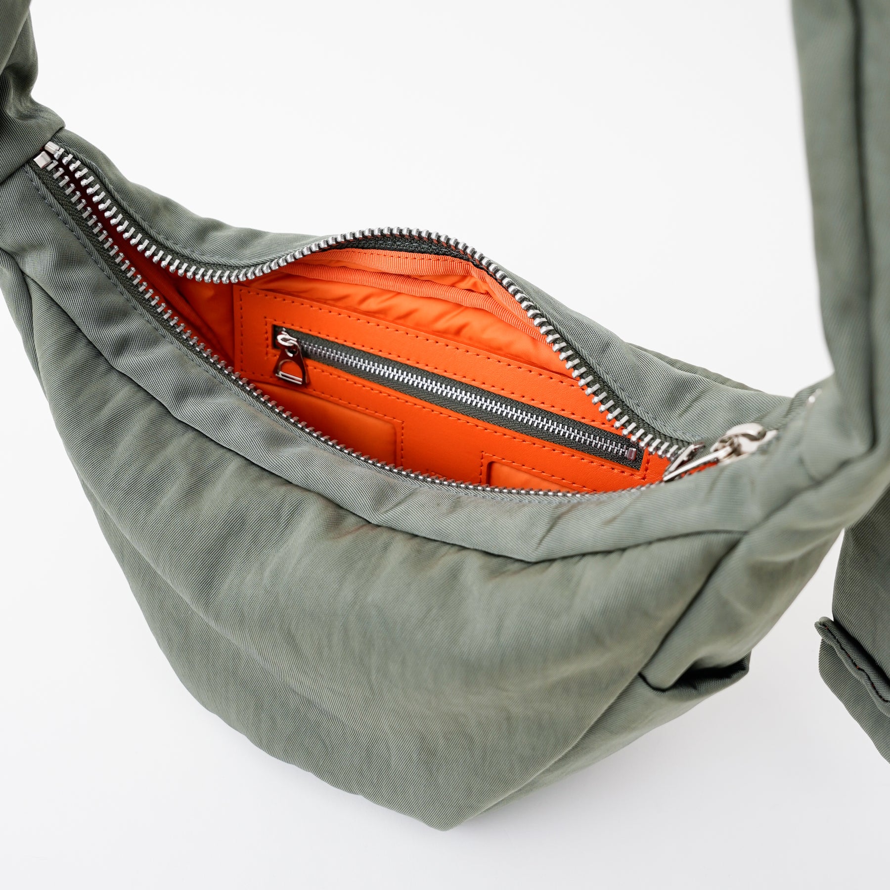 ANNIE PUFFER MINI MOON BAG / ACRYLIC CERATO BRIGHT｜ハリのある塩縮ナイロンのミニ三日月ショルダーバッグ メンズ レディース｜ITTI（イッチ）公式
