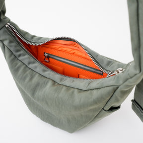 ANNIE PUFFER MINI MOON BAG / ACRYLIC CERATO BRIGHT｜ハリのある塩縮ナイロンのミニ三日月ショルダーバッグ メンズ レディース｜ITTI（イッチ）公式