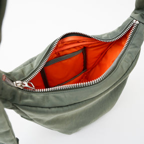 ANNIE PUFFER MINI MOON BAG / ACRYLIC CERATO BRIGHT｜ハリのある塩縮ナイロンのミニ三日月ショルダーバッグ メンズ レディース｜ITTI（イッチ）公式