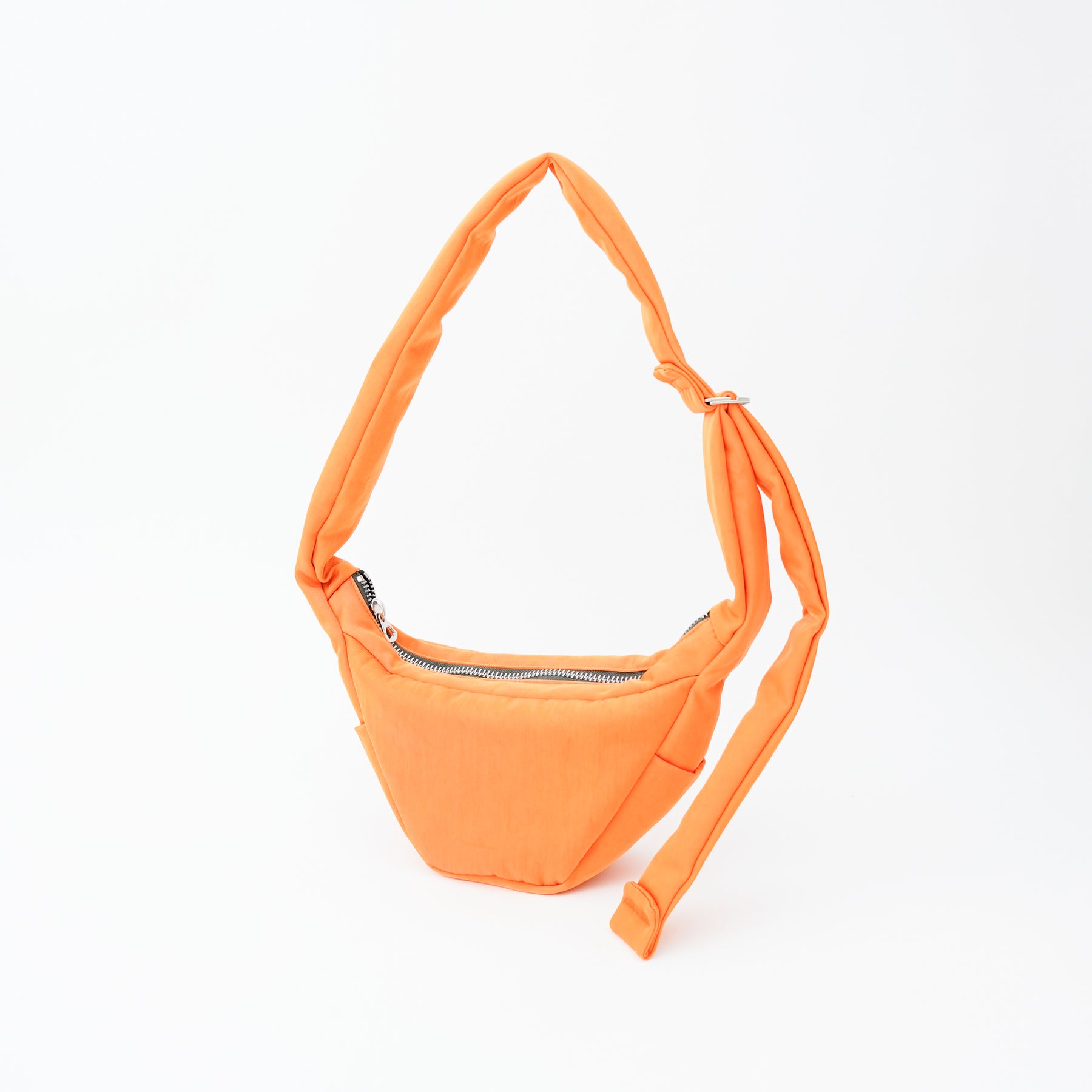 ANNIE PUFFER MINI MOON BAG / ACRYLIC CERATO BRIGHT｜ハリのある塩縮ナイロンのミニ三日月ショルダーバッグ メンズ レディース｜ITTI（イッチ）公式