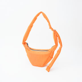 ANNIE PUFFER MINI MOON BAG / ACRYLIC CERATO BRIGHT｜ハリのある塩縮ナイロンのミニ三日月ショルダーバッグ メンズ レディース｜ITTI（イッチ）公式
